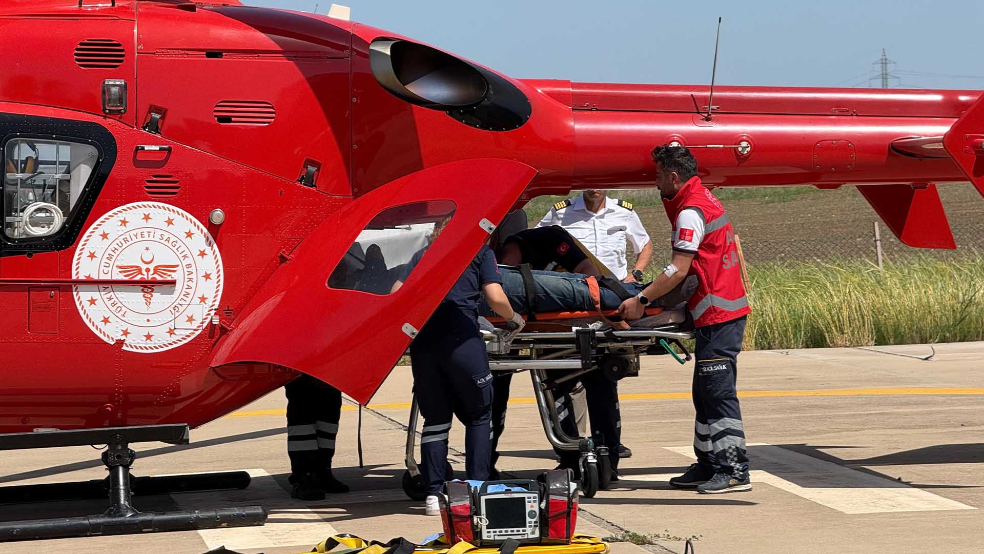Kulp’ta Ağaçtan Düşen Yaralı, Ambulans Helikopterle Hastaneye Nakledildi 3