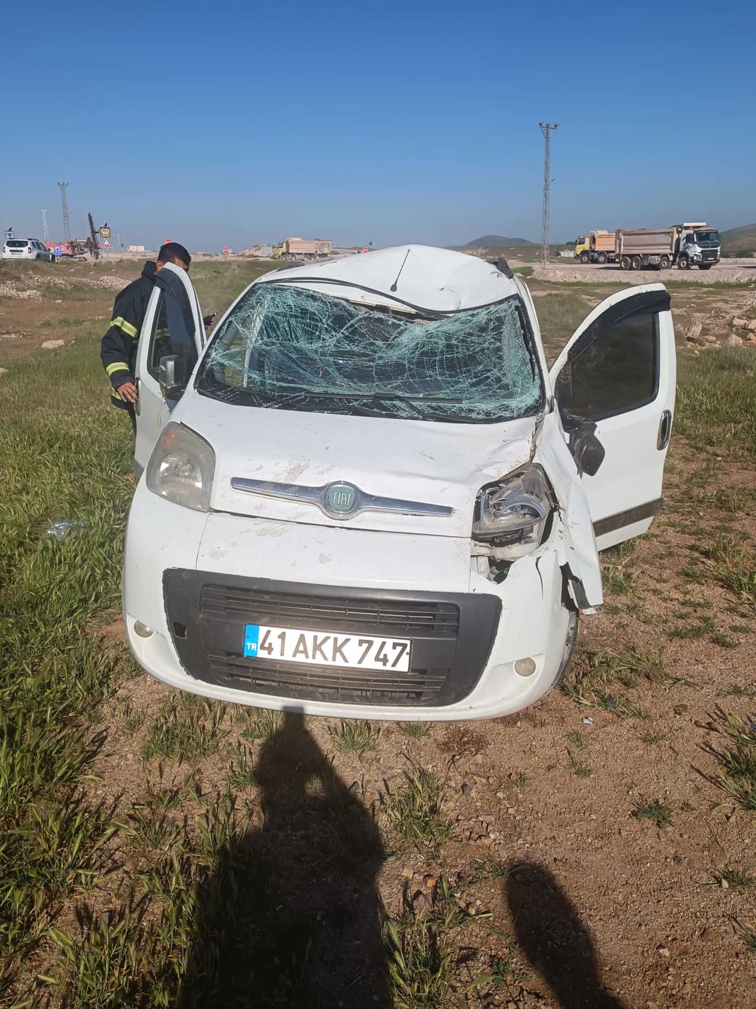 Mardin'de Tarlaya Devrilen Hafif Ticari Araçtaki 4 Kişi Yaralandı 1