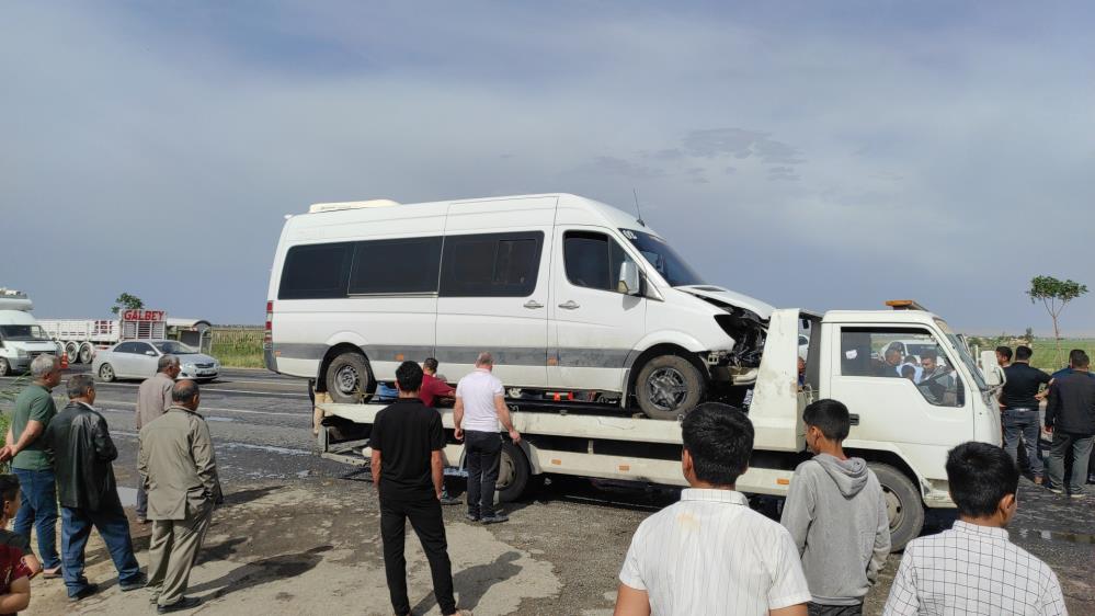 Minibüs Ile Otomobil Çarpıştı 5 Yaralı (3)