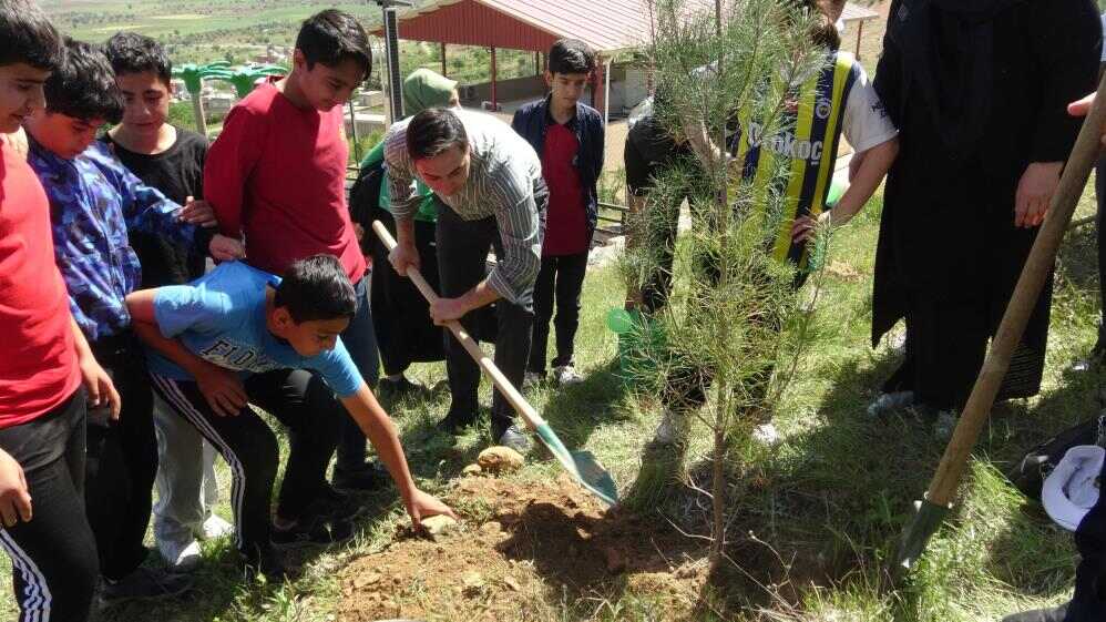 Öğrenciler Ve Veliler Anne Günü'ne Armağan Fidan Diktiler (1)