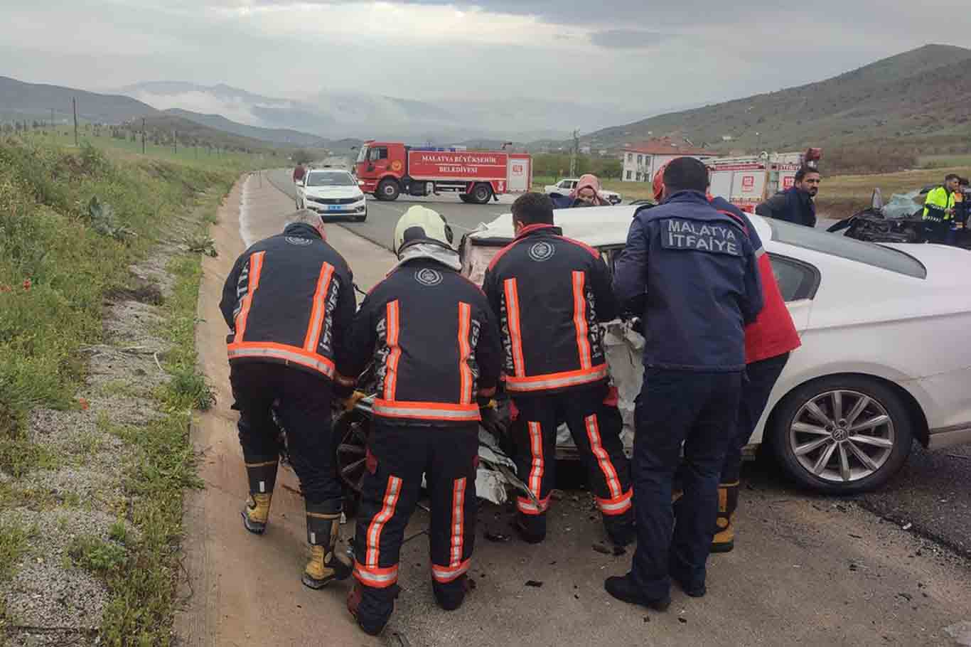 Otomobiller Kafa Kafaya Çarpıştı 2 Ölü, 2 Yaralı 1