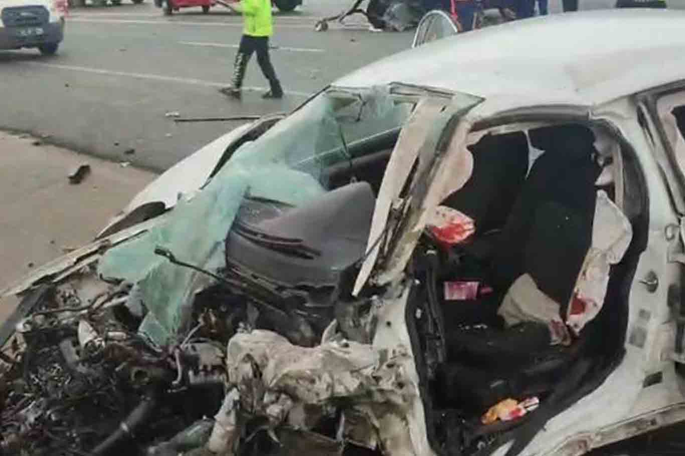 Otomobiller Kafa Kafaya Çarpıştı 2 Ölü, 2 Yaralı 2