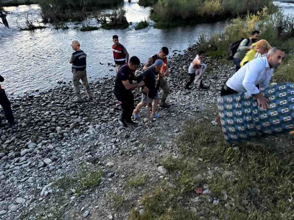 Piknik Yapan 25 Kişi Suların Yükselmesiyle Mahsur Kaldı Kepçeyle Kurtarıldı (1)