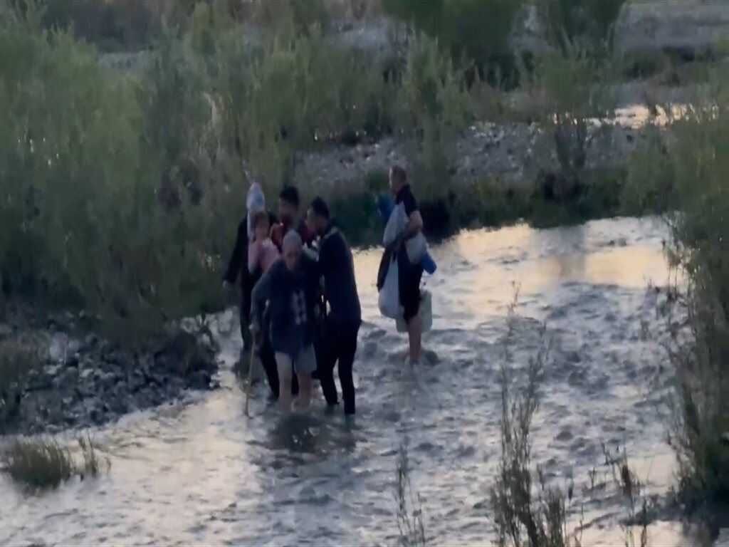 Piknik Yapan 25 Kişi Suların Yükselmesiyle Mahsur Kaldı Kepçeyle Kurtarıldı (3)