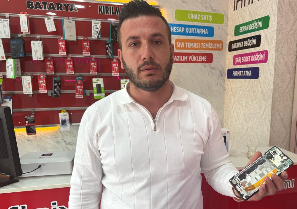 Telefon Tamiri Sırasında Batarya Patladı O Anlar Güvenlik Kamerasına Yansıdı (1)