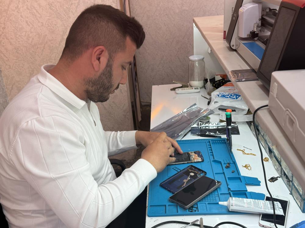 Telefon Tamiri Sırasında Batarya Patladı O Anlar Güvenlik Kamerasına Yansıdı (3)