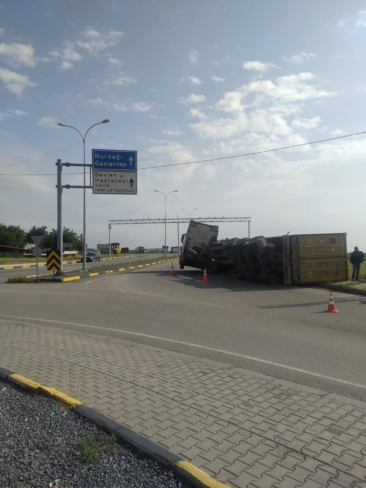 Virajı Alamayan Pamuk Yüklü Tır Devrildi (2)