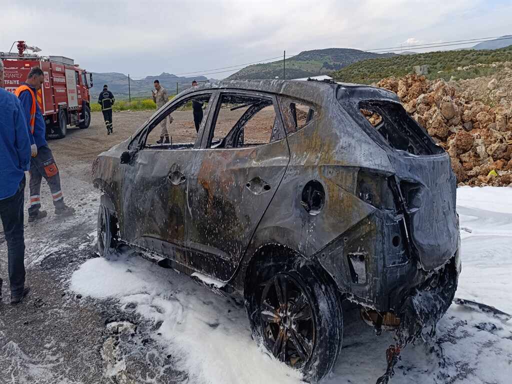 Yolda Giderken Alev Aldı Otomobil Kül Oldu (1)
