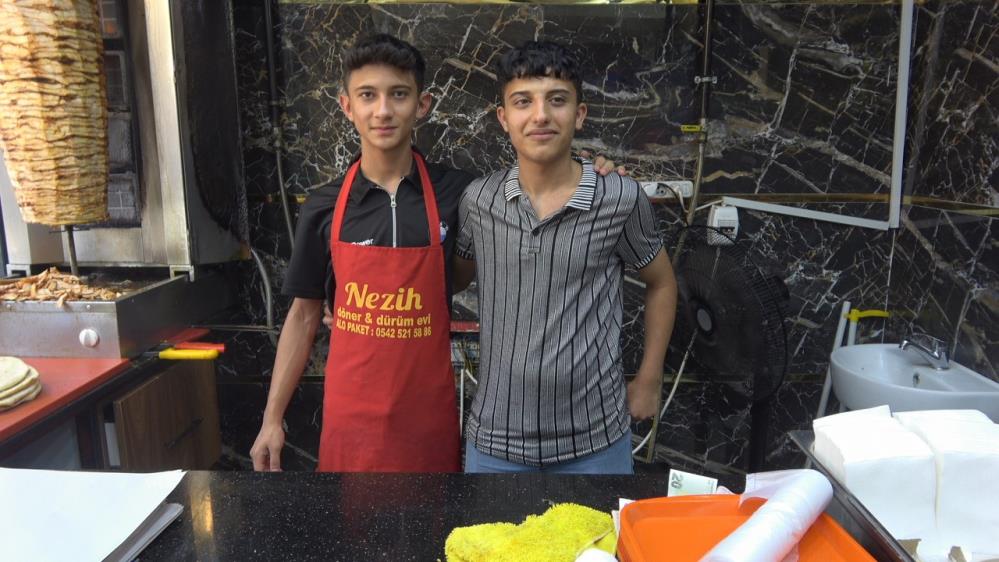 15 Yaşındaki Döner Ustası Babasının Yanında Sıcakta Mesai Yapıyor (2)