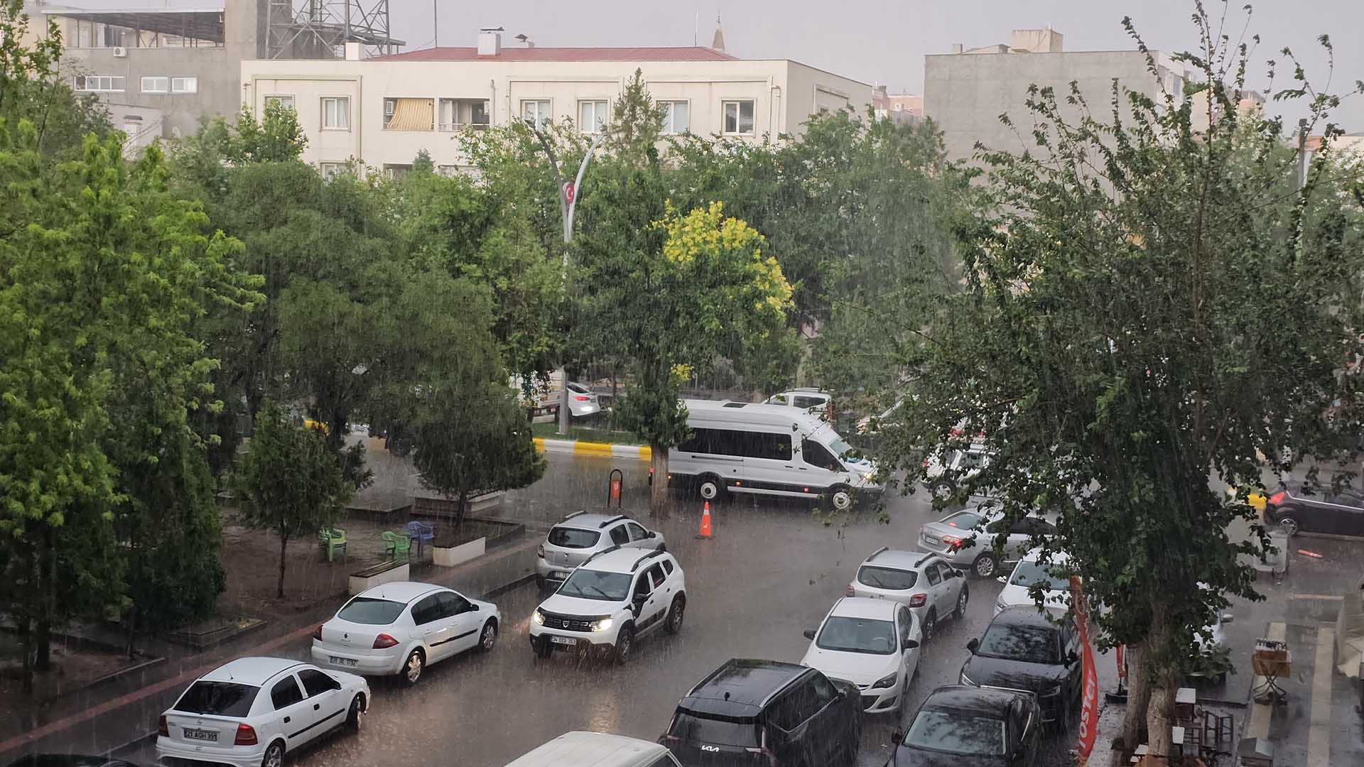 Bismil’de Aniden Bastıran Sağanak Hayatı Olumsuz Etkiledi 1