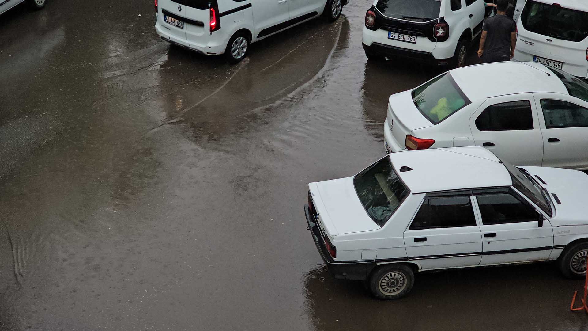 Bismil’de Aniden Bastıran Sağanak Hayatı Olumsuz Etkiledi 3