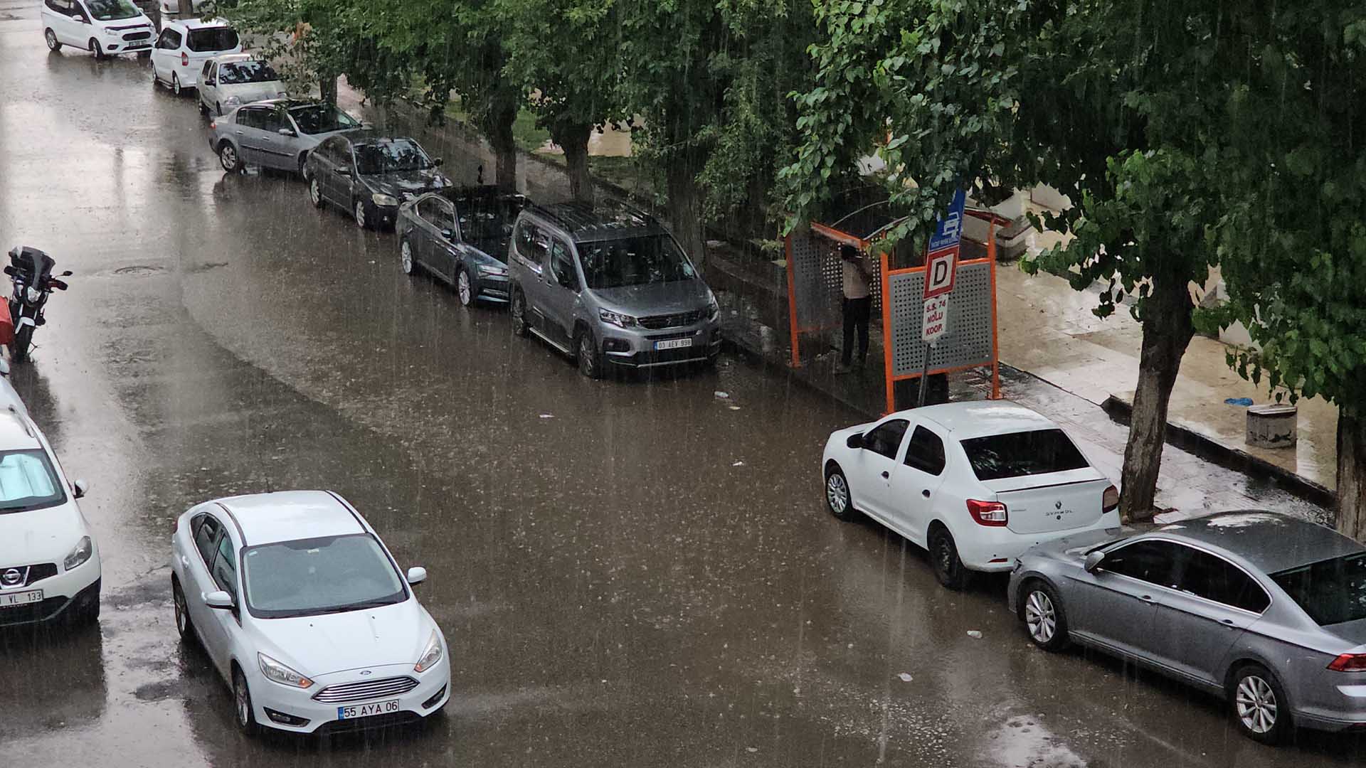 Bismil’de Aniden Bastıran Sağanak Hayatı Olumsuz Etkiledi 4