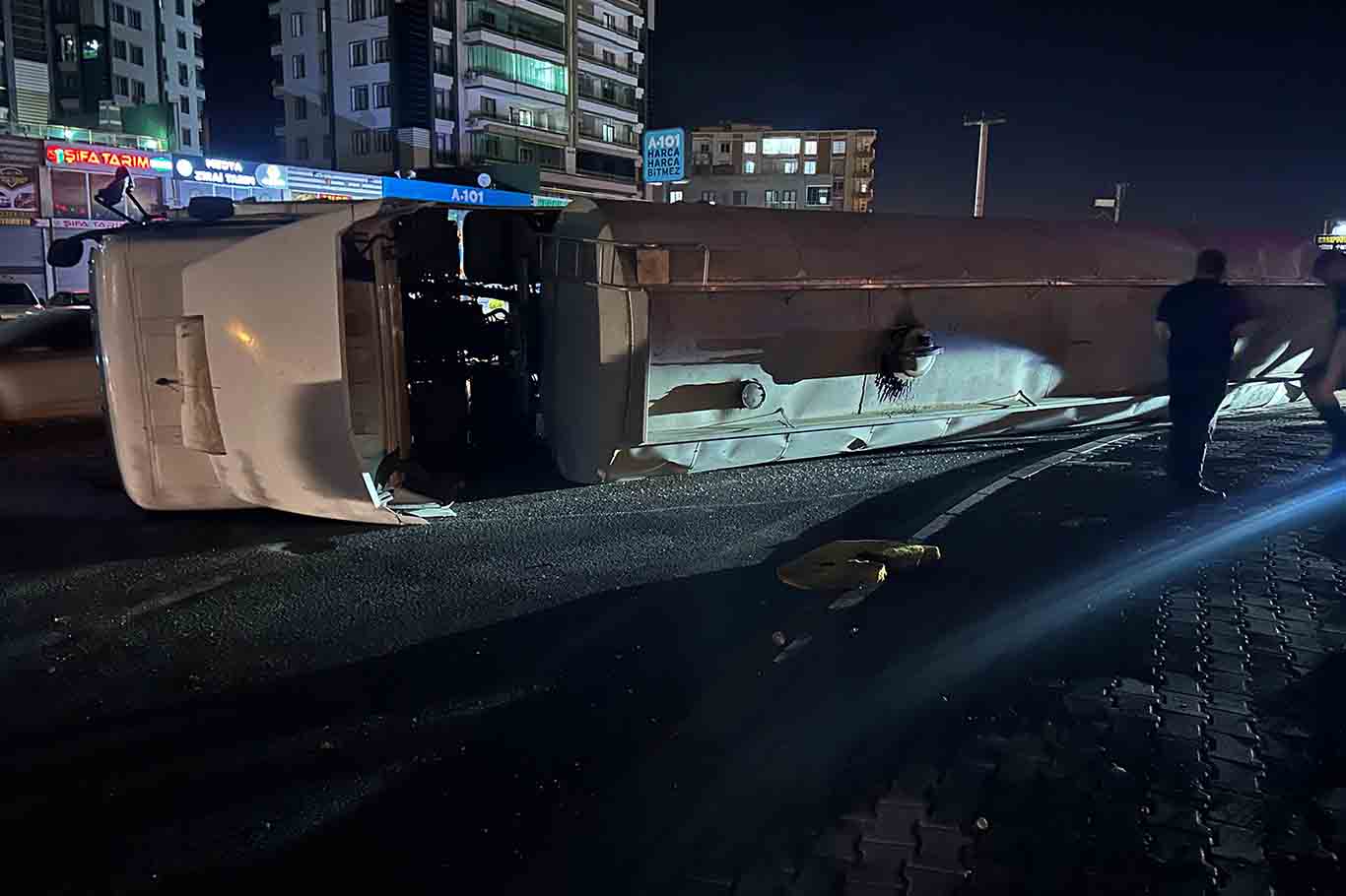 Bismil’de Asfalt Yüklü Tanker Devrildi, Sürücü Yaralandı 1