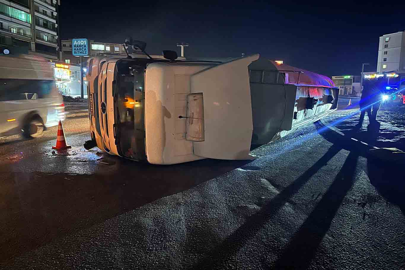 Bismil’de Asfalt Yüklü Tanker Devrildi, Sürücü Yaralandı 2