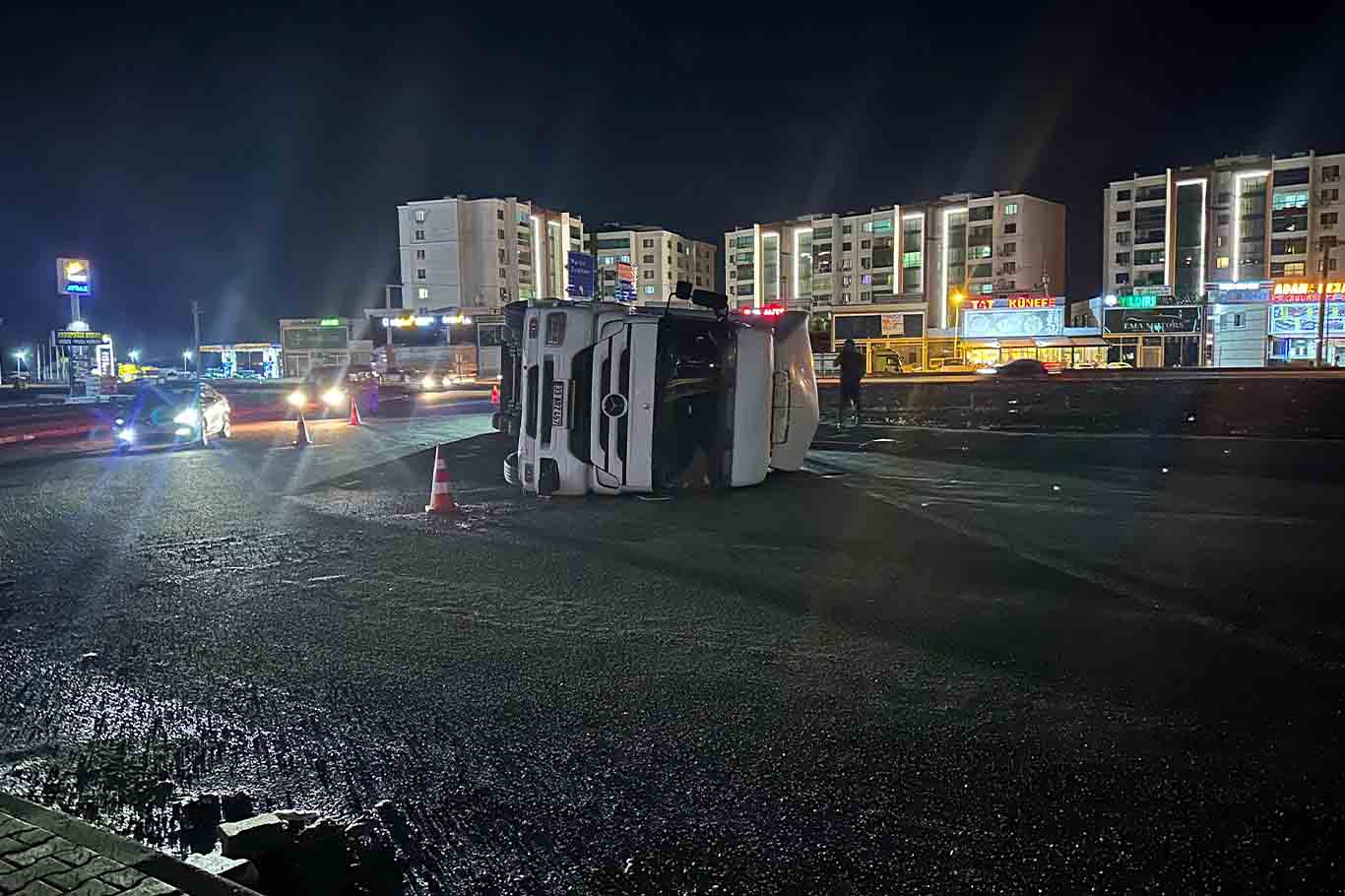 Bismil’de Asfalt Yüklü Tanker Devrildi, Sürücü Yaralandı 3