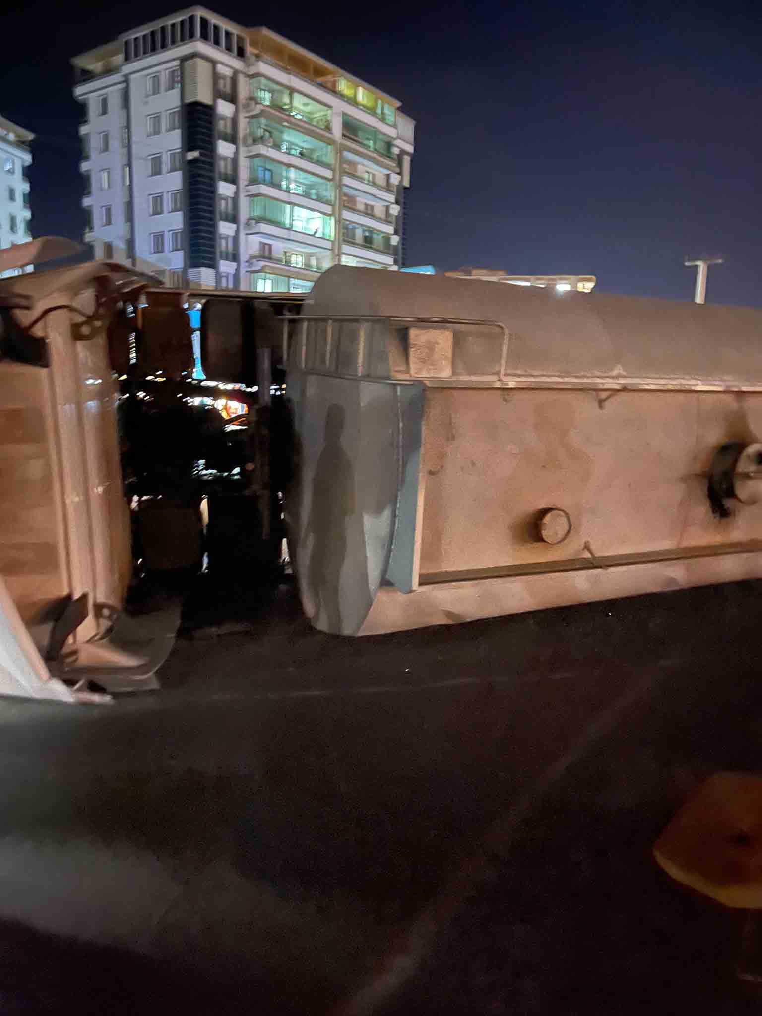 Bismil’de Asfalt Yüklü Tanker Devrildi, Sürücü Yaralandı 6