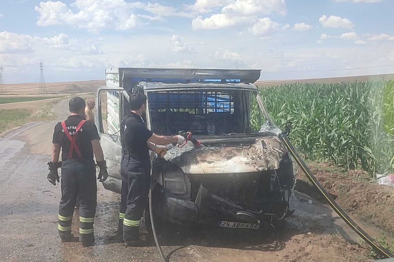 Bismil’de Seyir Halindeki Kamyonet Alev Alev Yandı 1