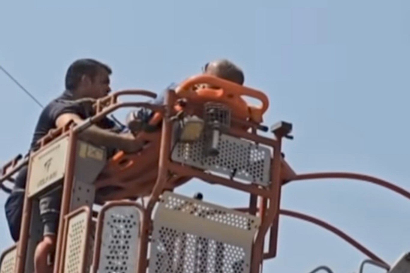 Çatıda Çalışırken Elektrik Akımına Kapıldı Yaralandı (1)
