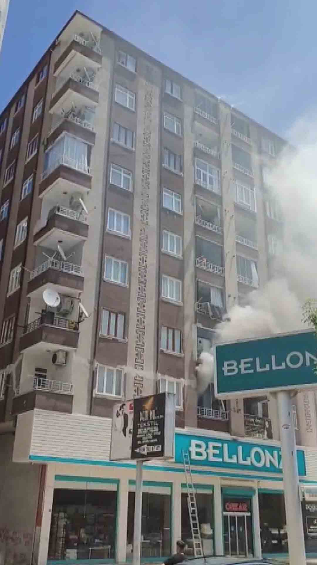 Diyarbakır'da Apartman Yangını 3'Ü Çocuk Toplam 5 Kişi Dumandan Etkilendi 4