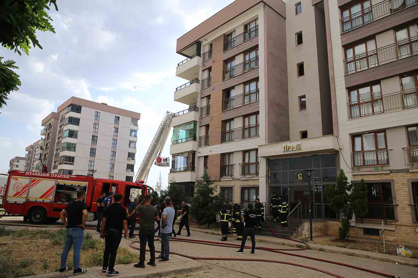 Diyarbakır'da Apartmanda Yangın 8 Kişi Hastaneye Kaldırıldı 1