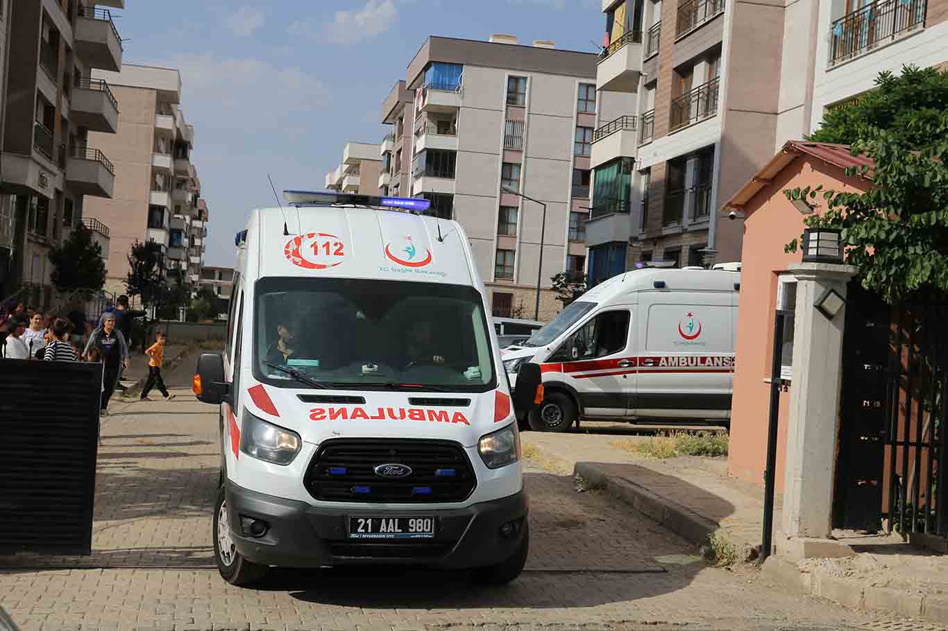 Diyarbakır'da Apartmanda Yangın 8 Kişi Hastaneye Kaldırıldı 2