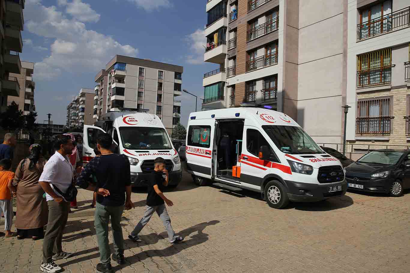 Diyarbakır'da Apartmanda Yangın 8 Kişi Hastaneye Kaldırıldı 3