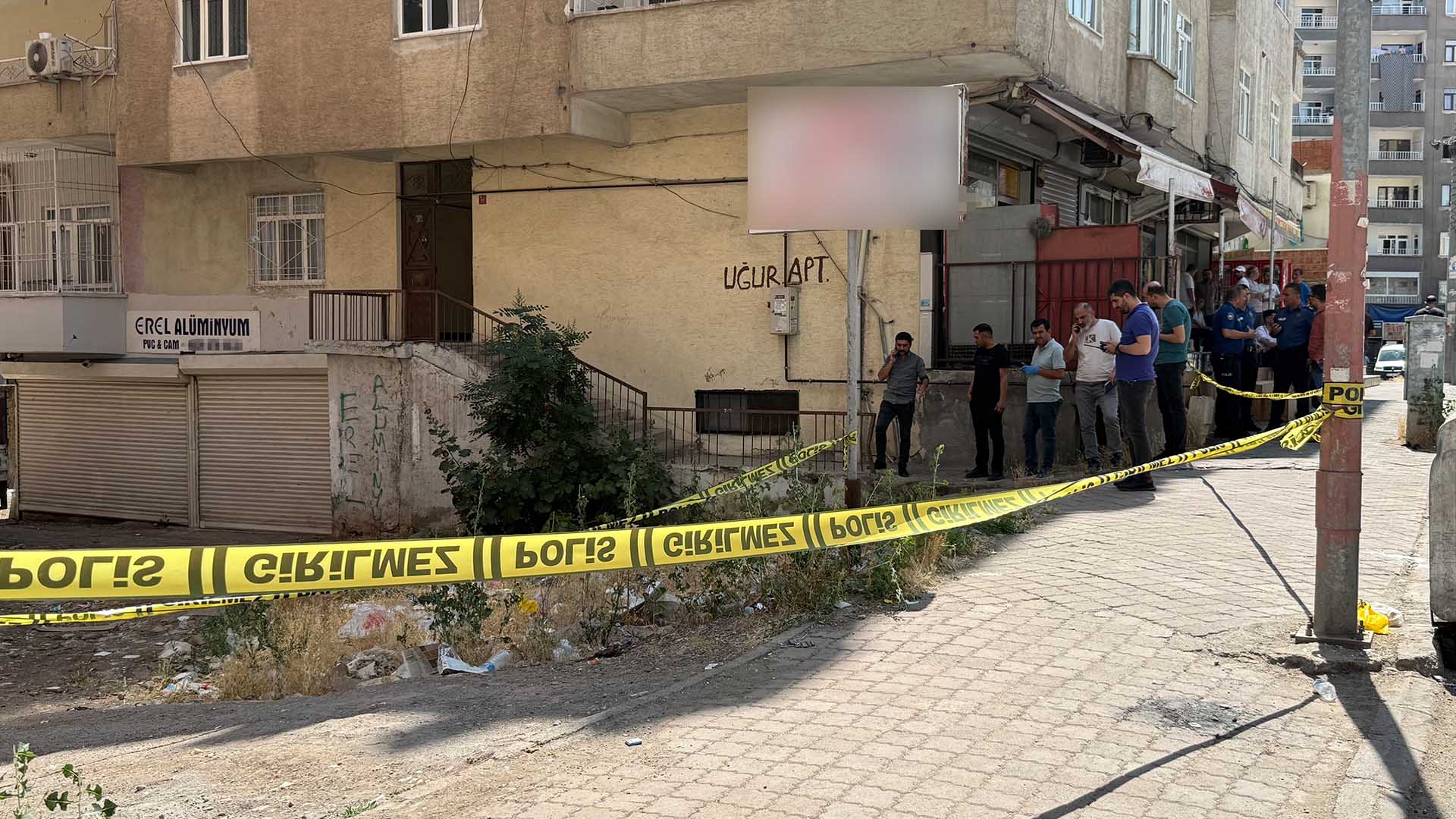 Diyarbakır’da Eski Çalışanının Tabancayla Vurduğu Eczacı Öldü 3