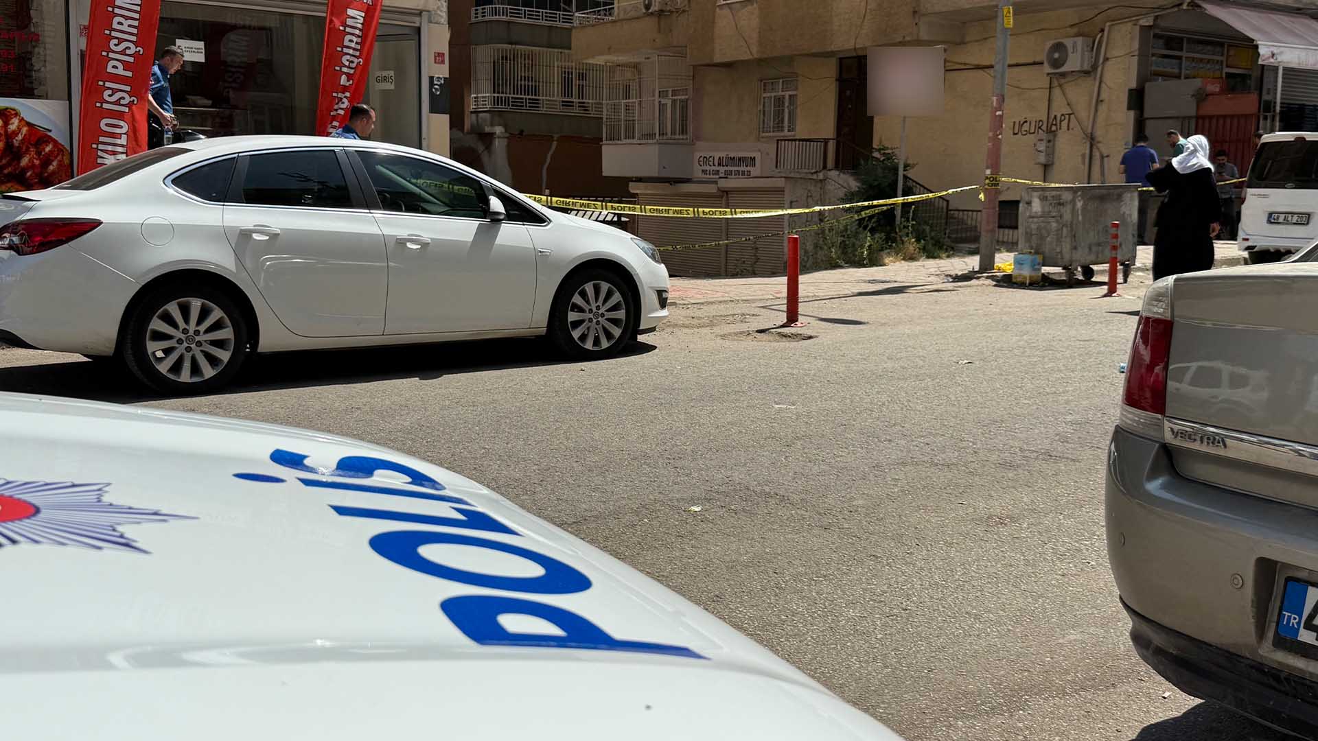 Diyarbakır’da Eski Çalışanının Tabancayla Vurduğu Eczacı Öldü 4