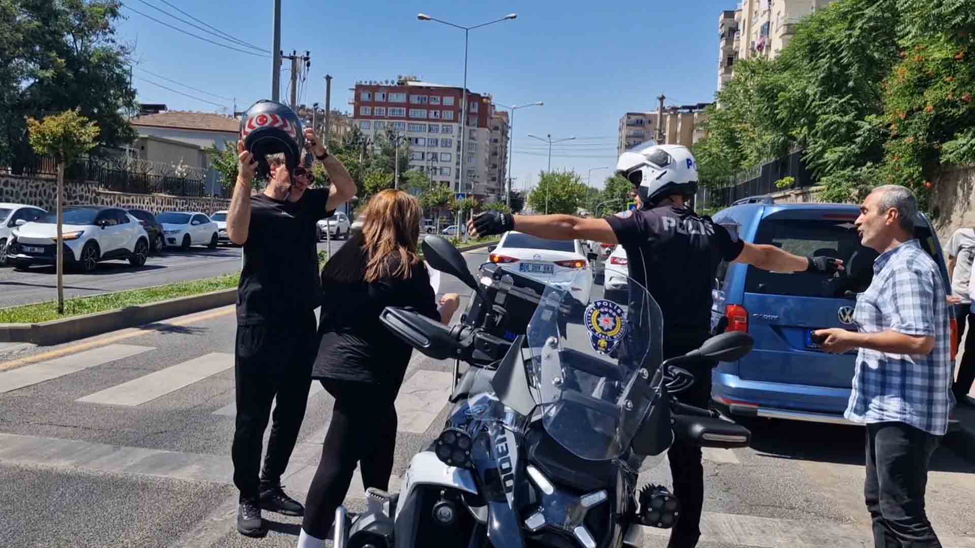 Diyarbakır’da İsimleri Karıştırılan Okulların Önünde Önlem Alan Polis, 13 Adayı Sınava Yetiştirdi 2