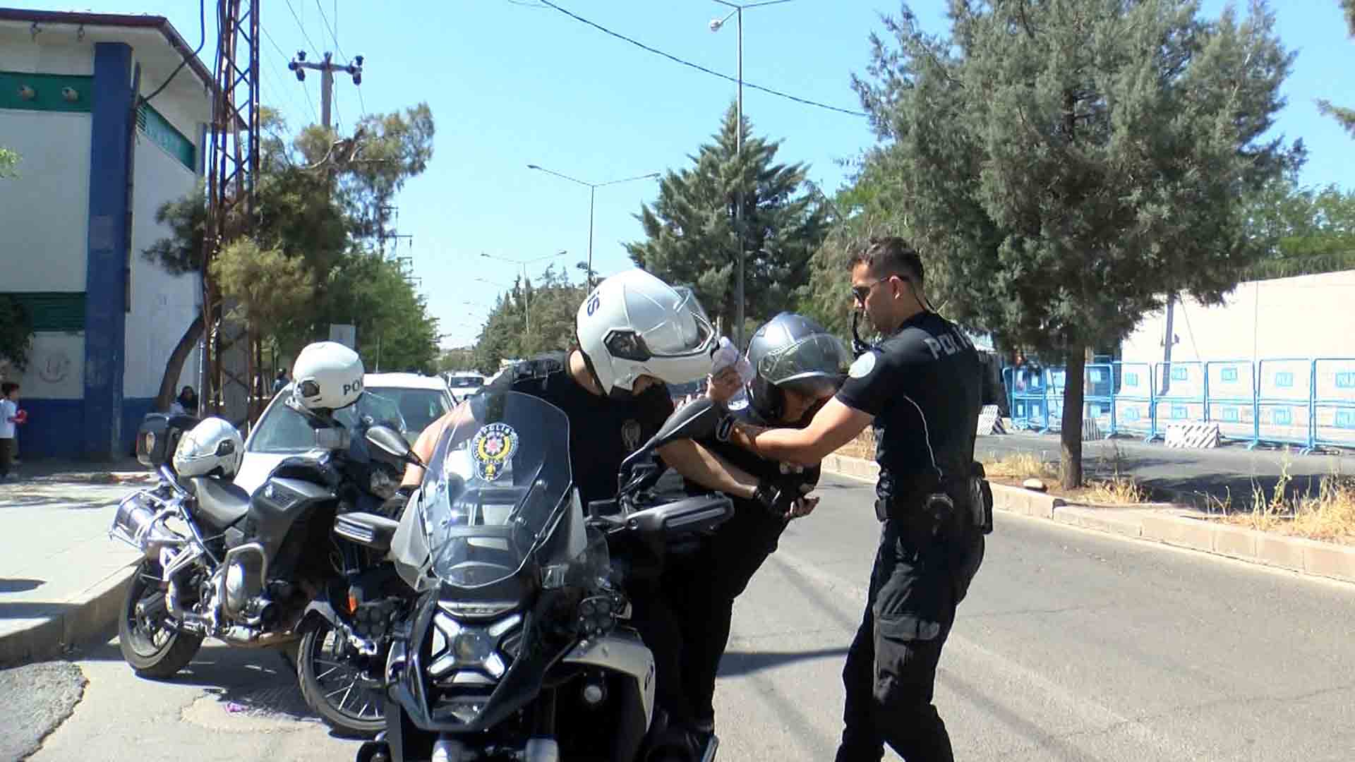 Diyarbakır’da İsimleri Karıştırılan Okulların Önünde Önlem Alan Polis, 13 Adayı Sınava Yetiştirdi 3