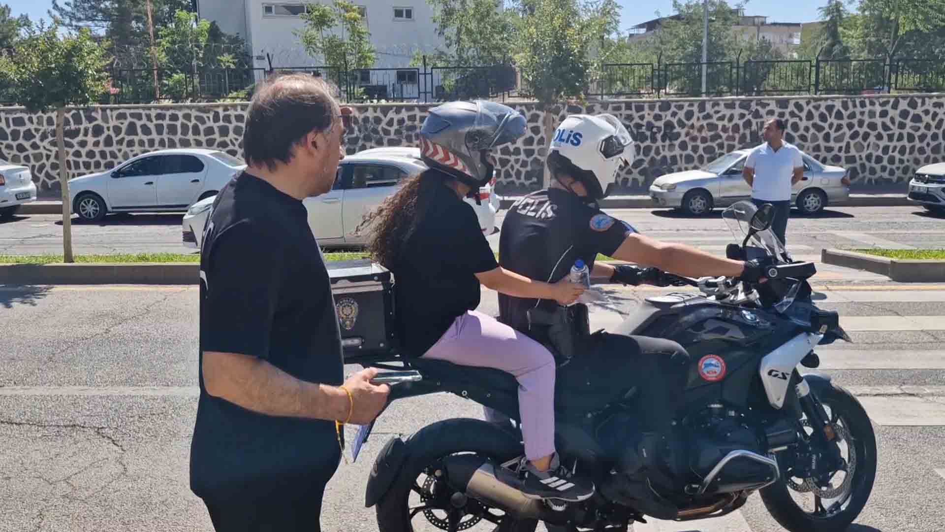 Diyarbakır’da İsimleri Karıştırılan Okulların Önünde Önlem Alan Polis, 13 Adayı Sınava Yetiştirdi 4