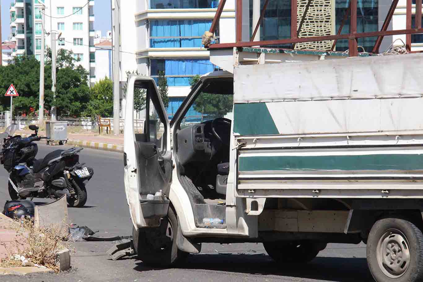 Diyarbakır’da Kamyonetle Çarpışan Motosiklette 2 Kişi Yaralandı 1
