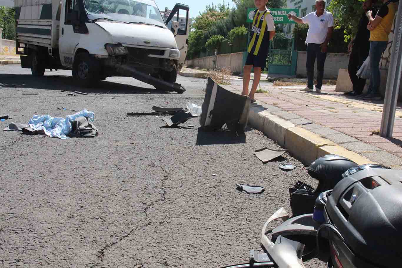 Diyarbakır’da Kamyonetle Çarpışan Motosiklette 2 Kişi Yaralandı 2