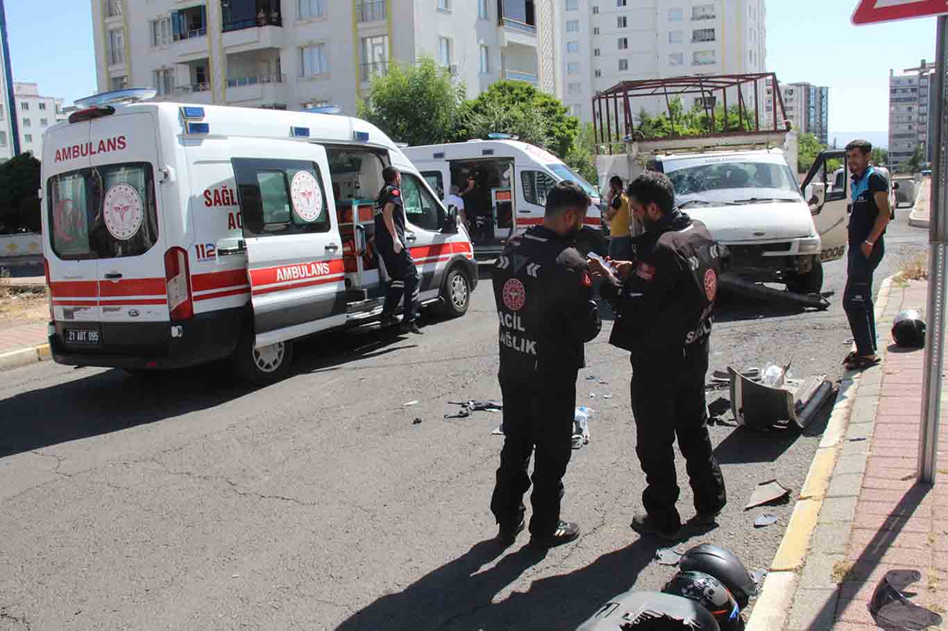 Diyarbakır’da Kamyonetle Çarpışan Motosiklette 2 Kişi Yaralandı 4