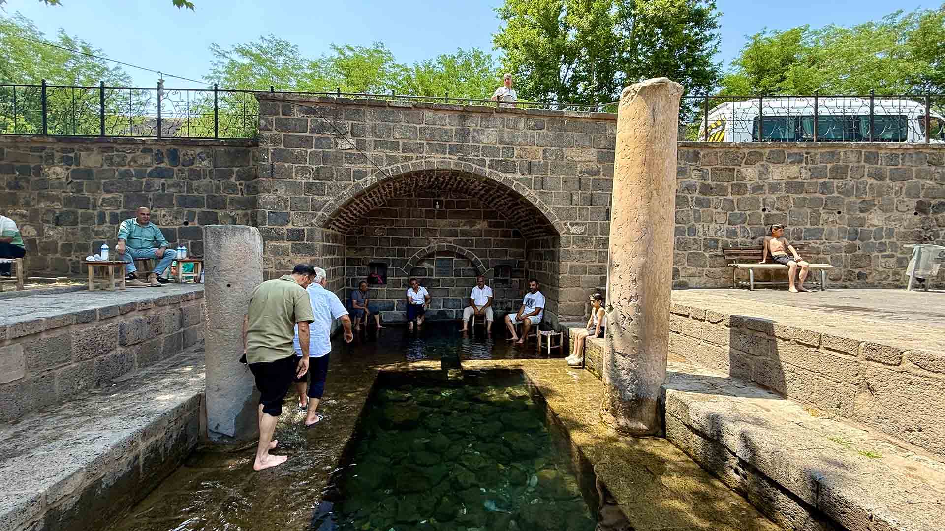 Diyarbakır’da Sıcaklıklar Bunalttı Çocuklar Aileleriyle Süs Havuzuna Koştu 3