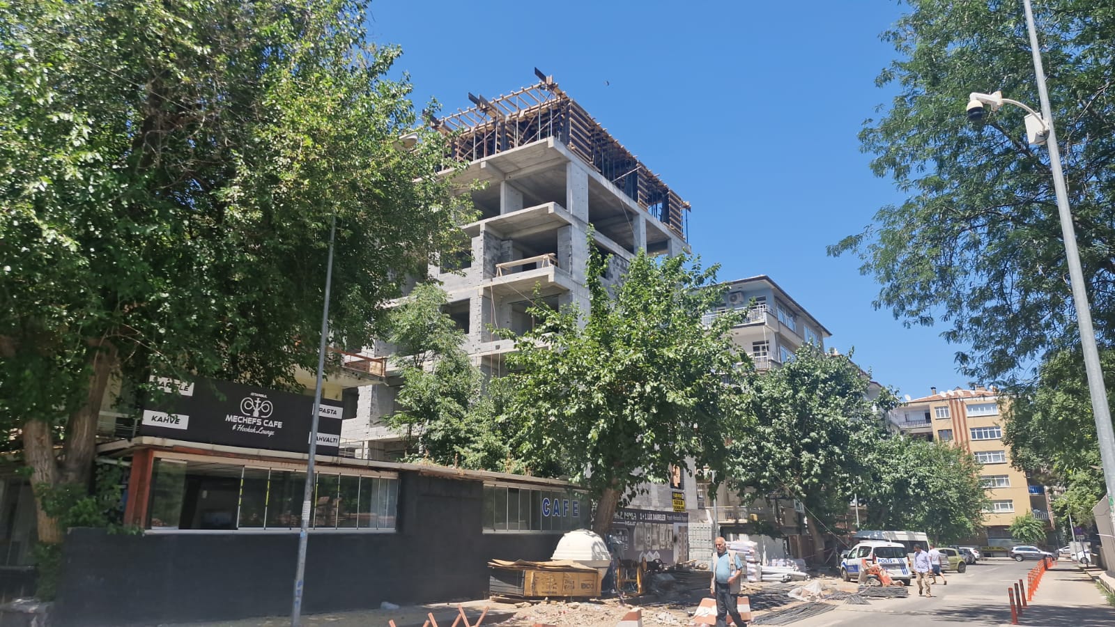 Insaatin 5Inci Katindan Dusen 2 Isci Agir Yaralandi (4)