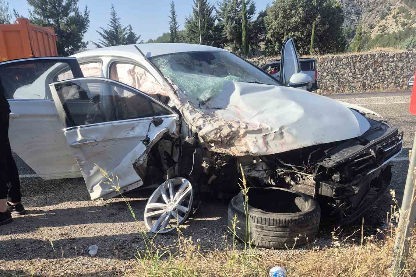 Otomobil Ile Kamyonet Çarpıştı 1 Ölü, 4 Yaralı 1