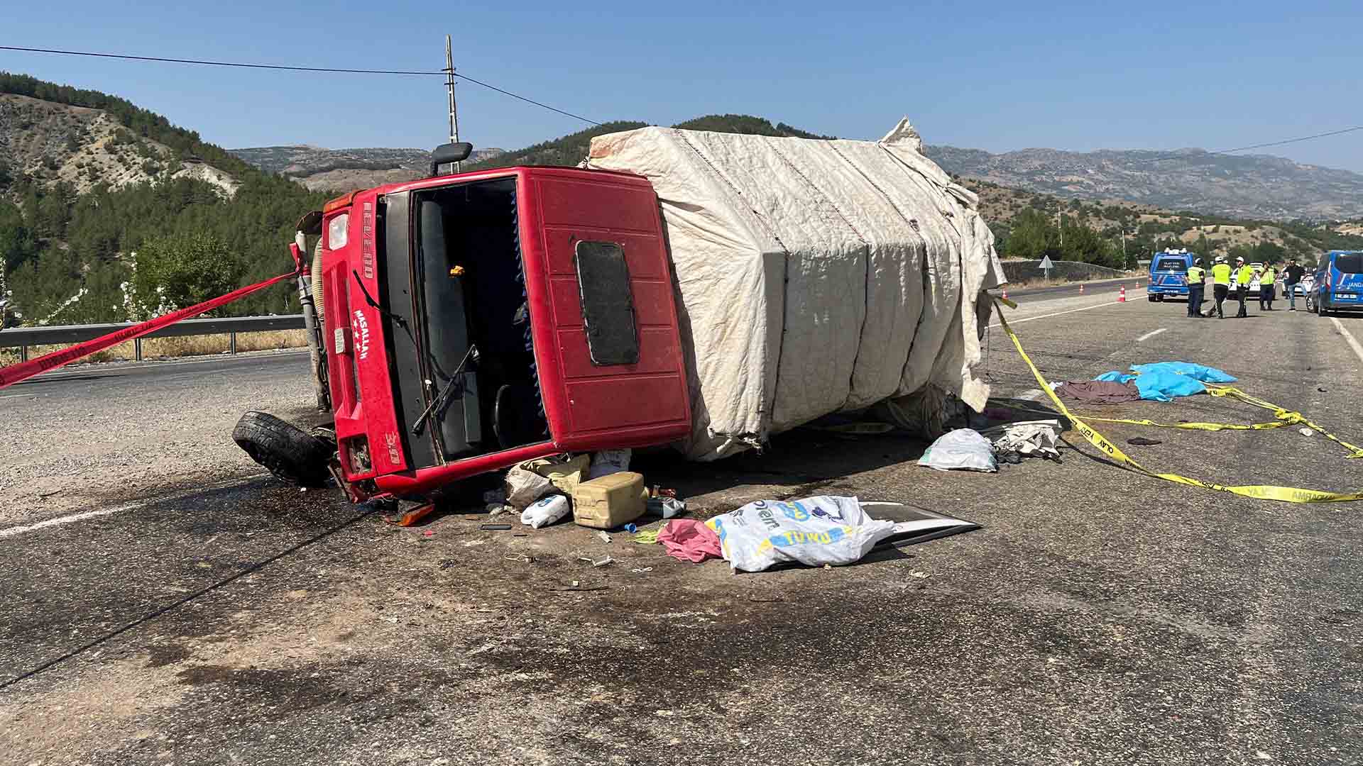 Otomobil Ile Kamyonet Çarpıştı 1 Ölü, 4 Yaralı 2