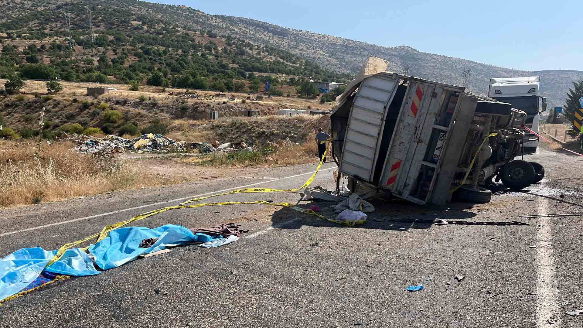 Otomobil Ile Kamyonet Çarpıştı 1 Ölü, 4 Yaralı 3