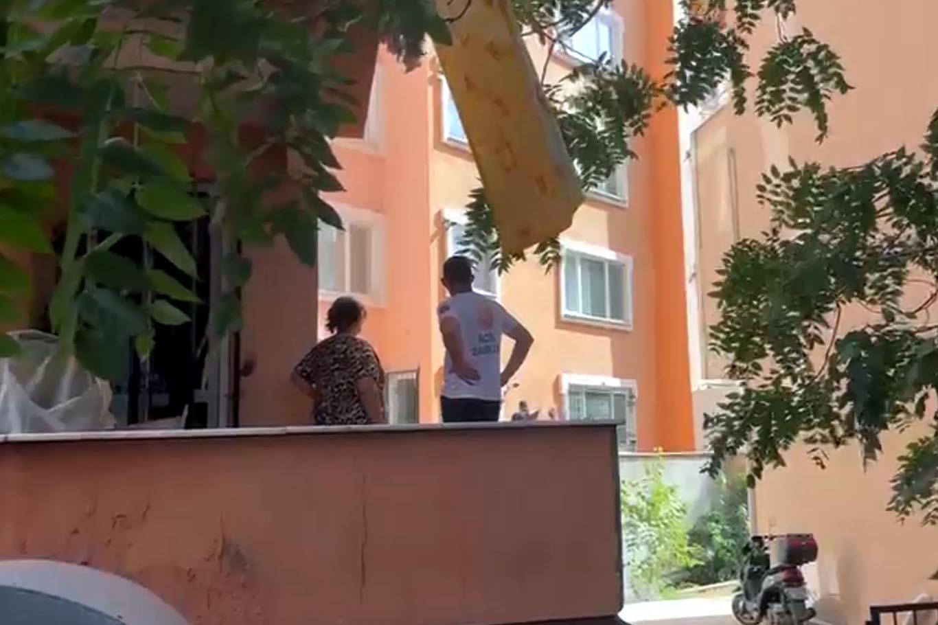 5'Inci Kattaki Evine Pencereden Girmek Isterken Düşerek Öldü 1