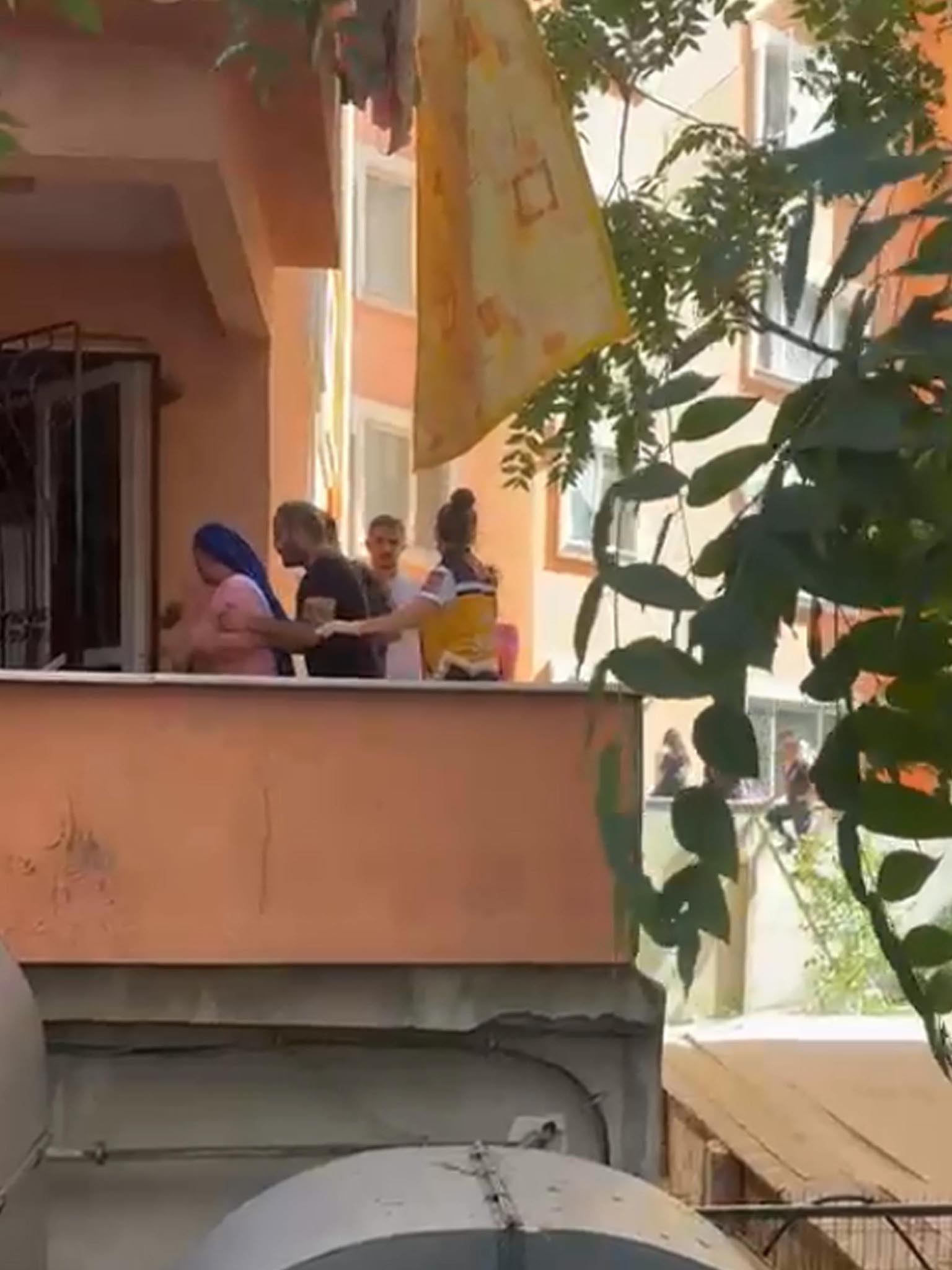 5'Inci Kattaki Evine Pencereden Girmek Isterken Düşerek Öldü 2