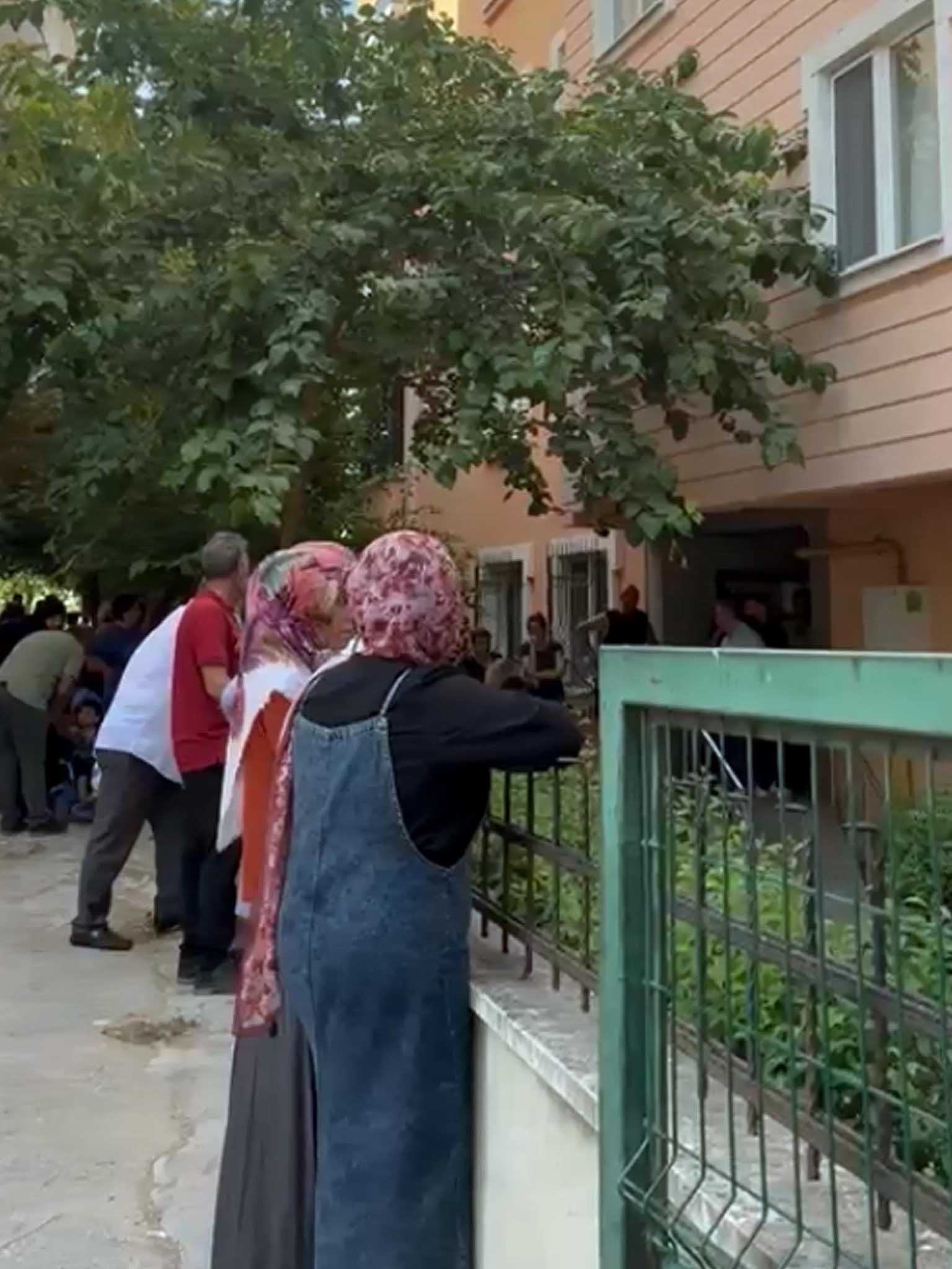 5'Inci Kattaki Evine Pencereden Girmek Isterken Düşerek Öldü 3