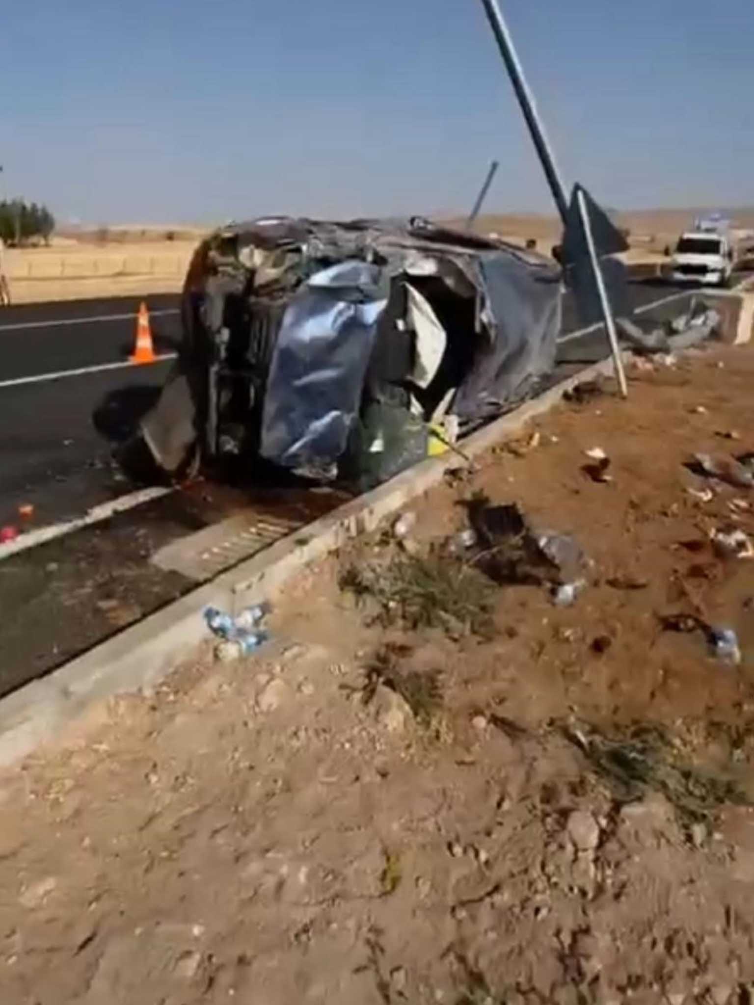 Batman’da Hafif Ticari Araç Elektrik Direğine Çarptı 2 Ölü, 4 Yaralı 3