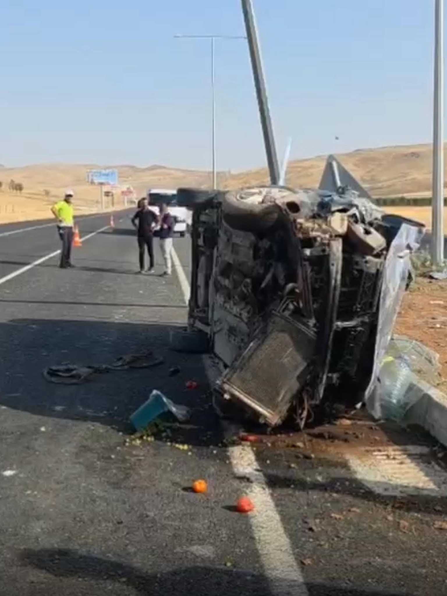 Batman’da Hafif Ticari Araç Elektrik Direğine Çarptı 2 Ölü, 4 Yaralı 4