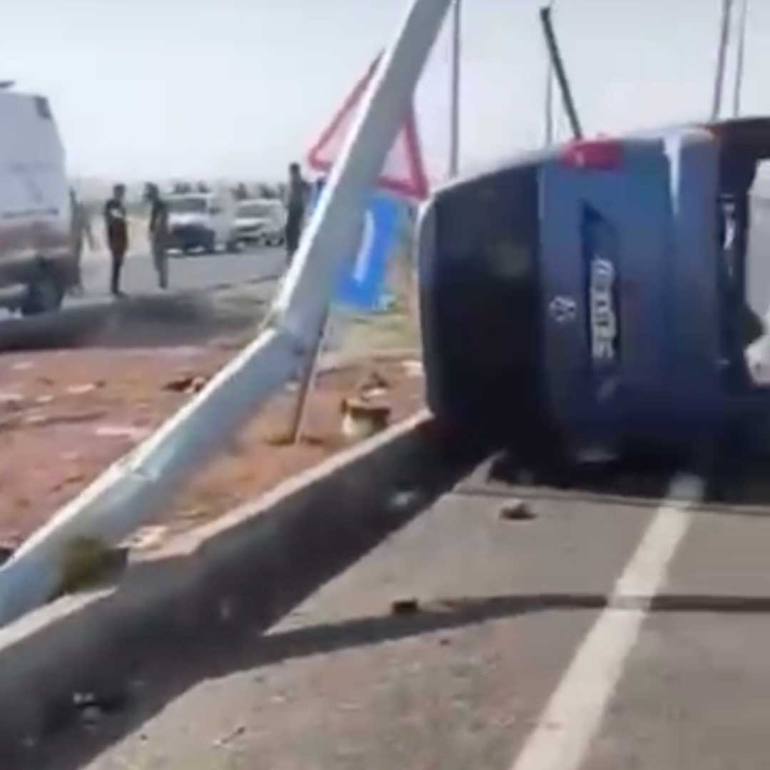 Batman’da Hafif Ticari Araç Elektrik Direğine Çarptı 2 Ölü, 4 Yaralı 5