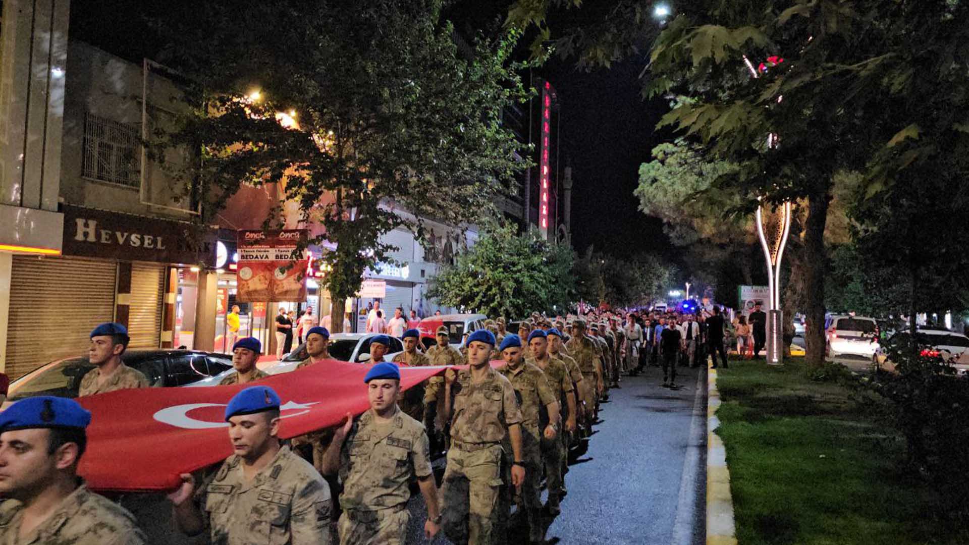Bismil’de 15 Temmuz Darbe Girişiminin 9. Yılı Dolayısıyla Yürüyüş Düzenlendi 2