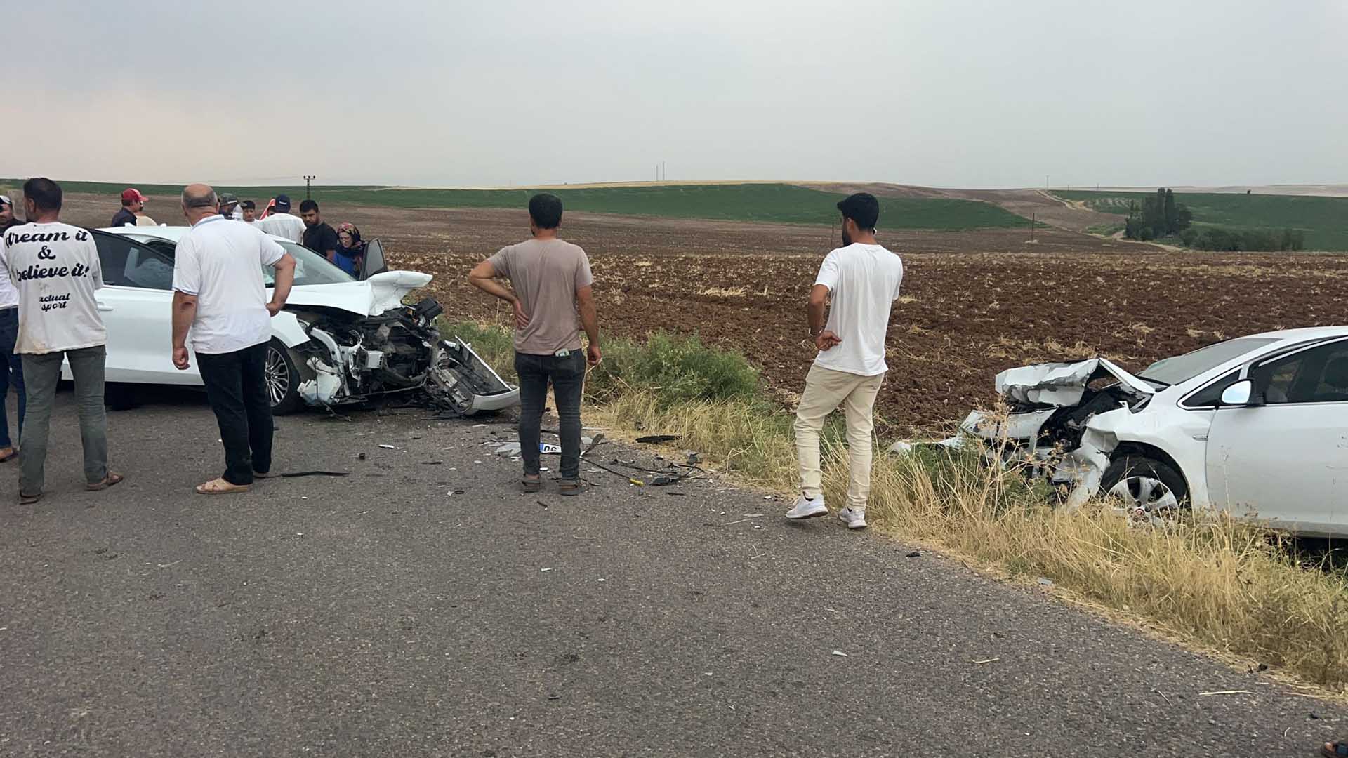 Bismil’de 2 Otomobil Kafa Kafaya Çarpıştı 1’I Ağır 5 Yaralı 1
