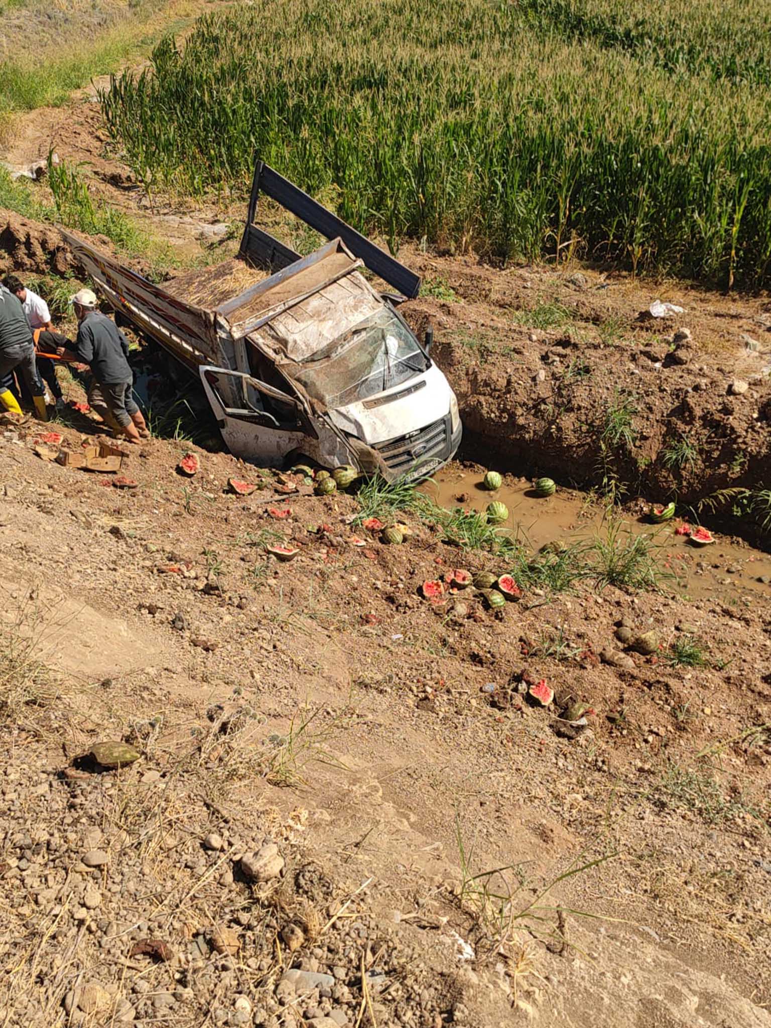 Bismil’de Karpuz Yüklü Kamyonet Devrildi 3 Yaralı 2