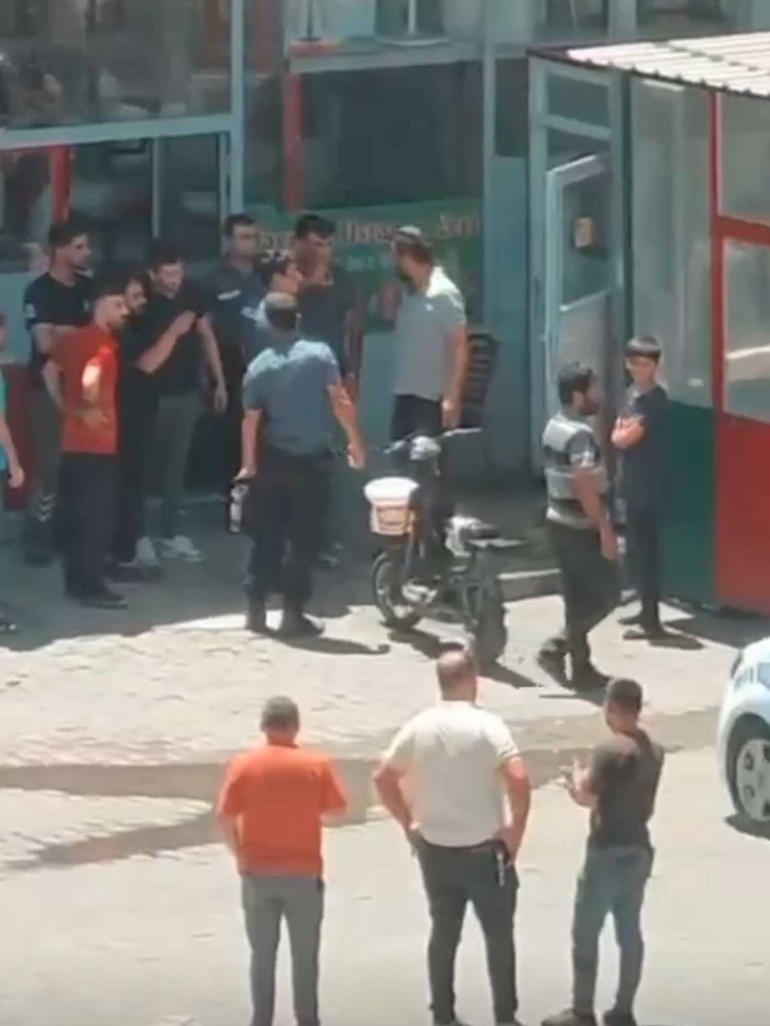 Bismil’de Silahlı Kavga Dönercide Oturan Uzman Çavuş Ve Döner Ustası Rastgele Yaralandı 10