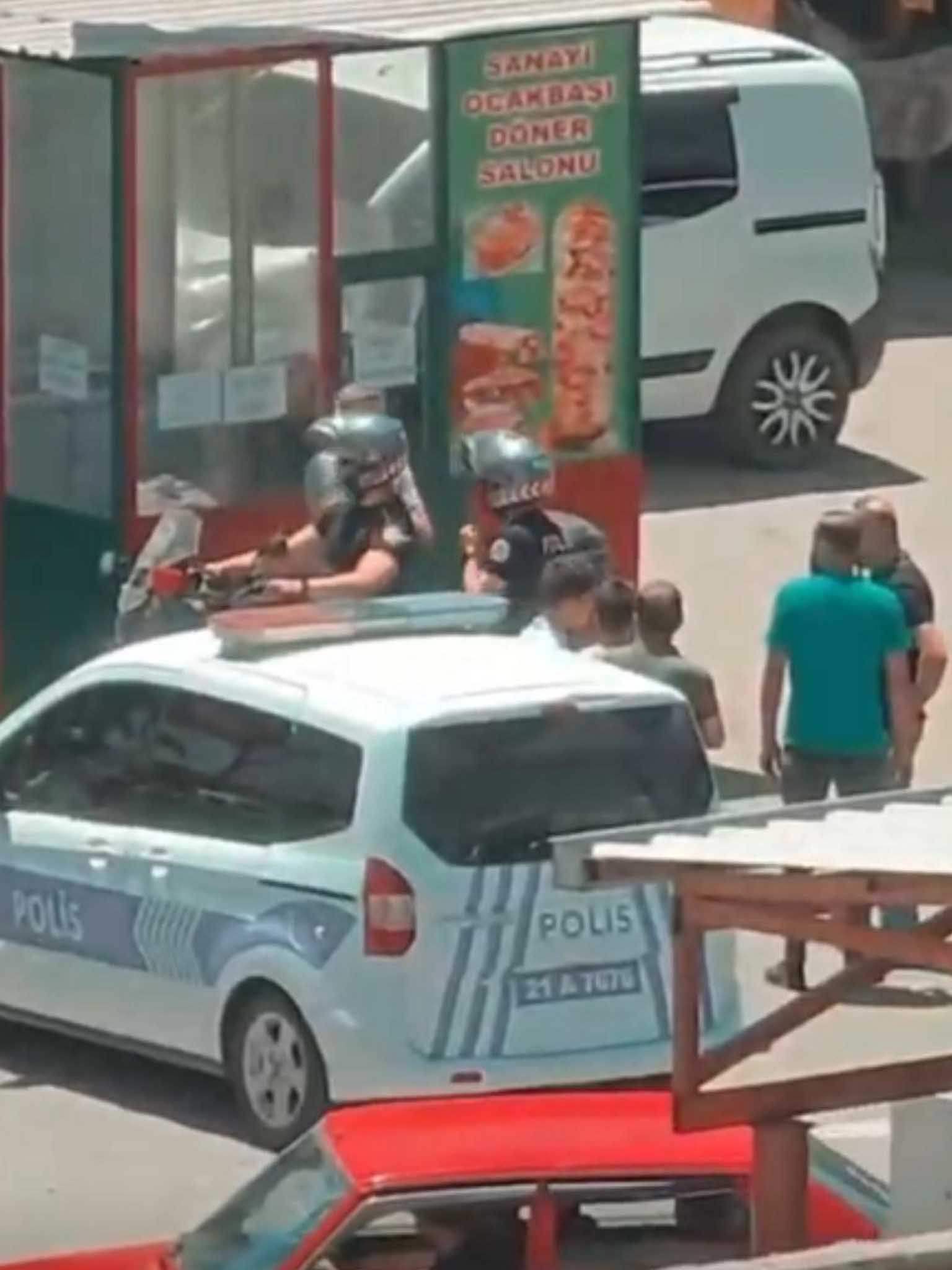 Bismil’de Silahlı Kavga Dönercide Oturan Uzman Çavuş Ve Döner Ustası Rastgele Yaralandı 9